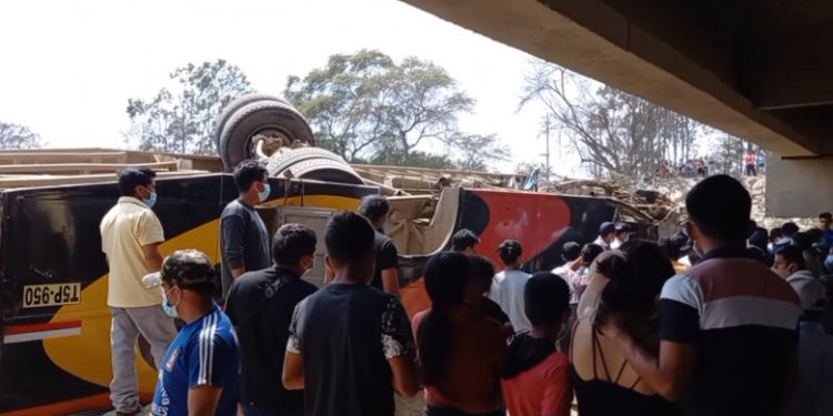 Un om a murit și 20 au fost răniți după ce un autobuz a căzut de pe un pod în Peru