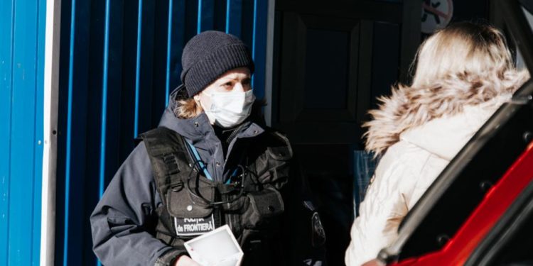 Opt certificate Covid-19 și un permis de conducere false, depistate la frontieră