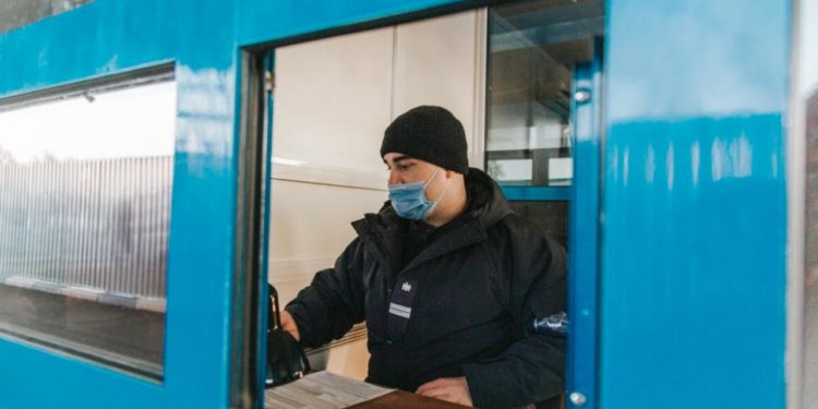 Doi moldoveni, prinși cu acte falsificate perfectate în străinătate, în PTF Leușeni