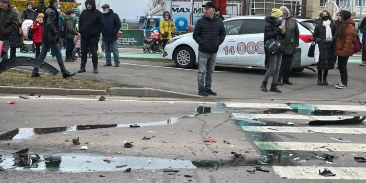 Două minore au ajuns la spital, după ce un taxi implicat în accident a fost proiectat pe trotuar | FOTO