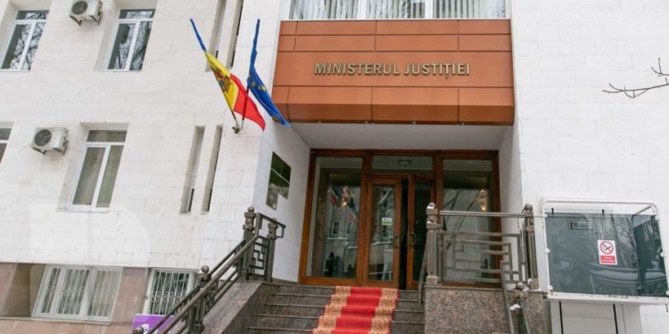 Ministerul Justiției a găsit soluția pentru a evita cozile la Direcția Apostilă. Noile reguli impuse pentru cetățeni