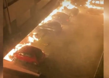 România: Incendiu uriaș la un bloc din Constanța. 250 de oameni au fost evacuați urgent, unii au ieșit desculți | VIDEO