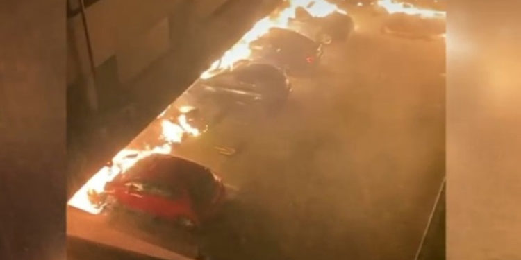 România: Incendiu uriaș la un bloc din Constanța. 250 de oameni au fost evacuați urgent, unii au ieșit desculți | VIDEO