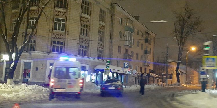 Un tânăr de 19 ani a ajuns la spital, după ce Mercedesul în care se afla s-a izbit violent într-o Toyota