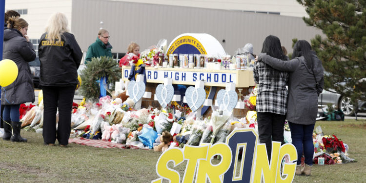 Părinții copilului care a omorât mai mulți elevi ai unui liceu din Michigan au fost arestați. Ei riscă până la 15 ani de închisoare