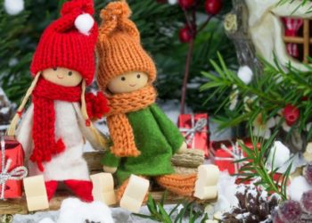 Atmosfera sărbătorilor de iarnă a cuprins deja pieţele și supermaketurile: Pentru a atrage clienți, magazinele se întrec în oferte, una mai irezistibilă decât alta | VIDEO