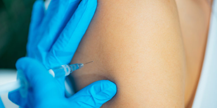 Un italian a încercat să se vaccineze într-un braț fals din silicon, în speranța că va putea obține certificatul verde