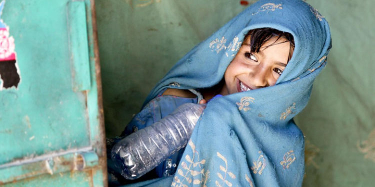 Vândută din cauza foametei. O fată de 9 ani din Afganistan a fost salvată de la o căsătorie forțată cu un bărbat de 6 ori mai bătrân