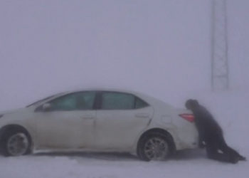 Furtună de zăpadă în Turcia. Șoferii au rămas blocați pe șoselele acoperite de zăpadă de jumătate de metru | VIDEO
