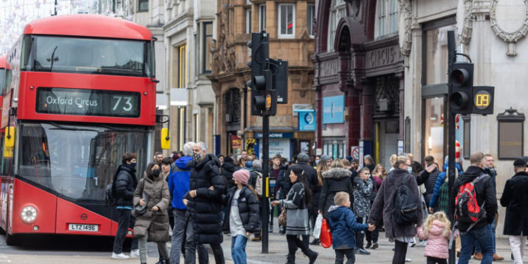 Marea Britanie raportează pentru prima oară peste 100.000 de cazuri în 24 de ore