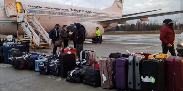 Primele suspiciuni de Omicron în România. Trei români sosiți din Africa de Sud au fost confirmați cu COVID-19