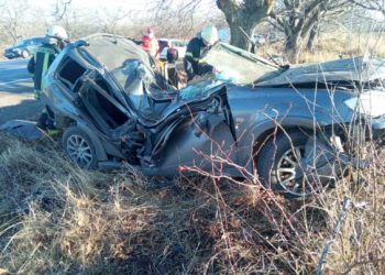 Șoferul unui SUV a murit după ce a derapat de pe traseu și s-a izbit de un copac | FOTO