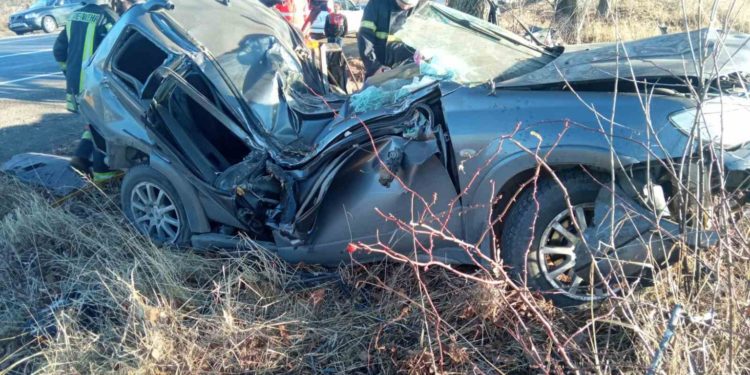 Șoferul unui SUV a murit după ce a derapat de pe traseu și s-a izbit de un copac | FOTO