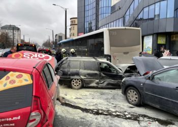 Detalii de la accidentul cu 15 mașini din capitală. Un automobil a luat foc, iar trei persoane au fost rănite | VIDEO