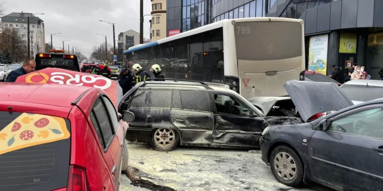Detalii de la accidentul cu 15 mașini din capitală. Un automobil a luat foc, iar trei persoane au fost rănite | VIDEO