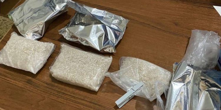 Capul unei grupări, dar și un complice, suspectați de comercializarea drogurilor prin internet, reținuți | VIDEO