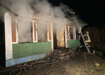 Locuință cuprinsă de flăcări, la Briceni: Pompierii au salvat o femeie din casa afectată