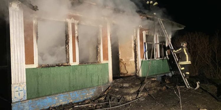 Locuință cuprinsă de flăcări, la Briceni: Pompierii au salvat o femeie din casa afectată