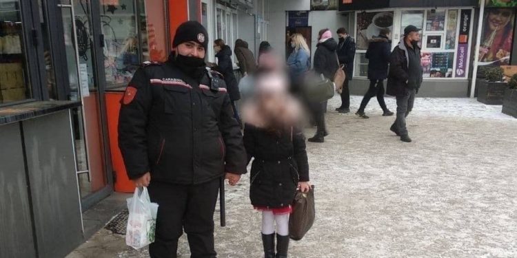 A fugit de la școală de dorul bunicuței: O minoră, găsită de carabinieri singură în autogara din Bălți