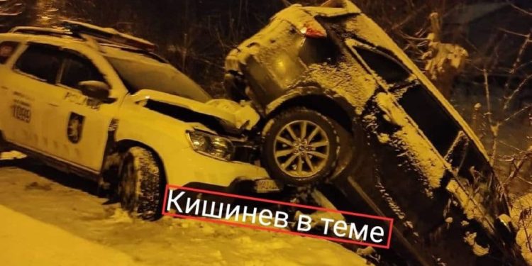 Accident în capitală: O mașină a Poliției s-a izbit într-un automobil