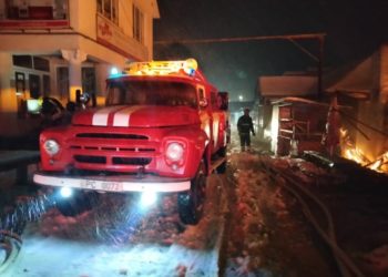 12 tarabe cu produse alimentare, distruse de flăcări la piața din Briceni | VIDEO