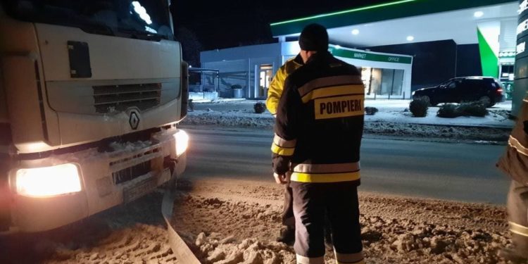 Ambulanțe și camioane blocate în zăpadă. Intervenția salvatorilor la Chișinău, Ungheni, Strășeni, Căușeni și Nisporeni | VIDEO