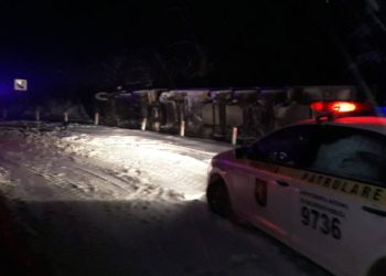 Noapte grea pe traseele din țară. Zeci de șoferi s-au pomenit cu vehiculele blocate pe trasee sau inversate în șanțuri | VIDEO