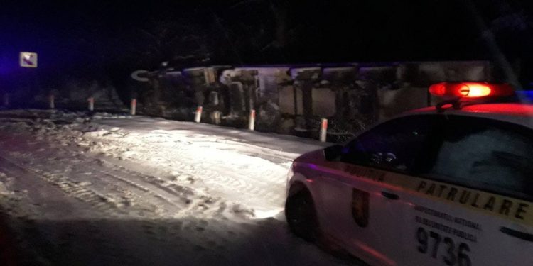 Noapte grea pe traseele din țară. Zeci de șoferi s-au pomenit cu vehiculele blocate pe trasee sau inversate în șanțuri | VIDEO