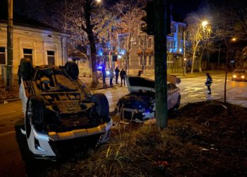 Impact puternic aproape de miezul nopții: Un Lexus s-a răsturnat, după ce un Audi nu i-a cedat trecerea | FOTO
