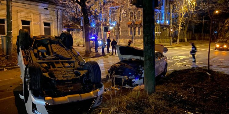 Impact puternic aproape de miezul nopții: Un Lexus s-a răsturnat, după ce un Audi nu i-a cedat trecerea | FOTO