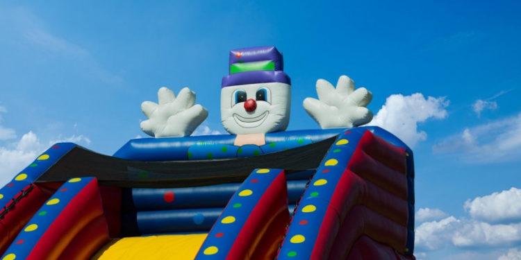 4 copii au murit și 5 au fost răniți după ce un castel gonflabil a fost luat pe sus de vânt, la o serbare școlară în Australia