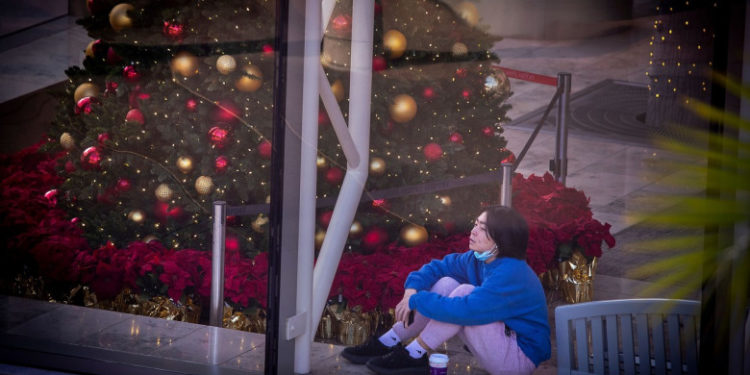 Mii de zboruri anulate înaintea Crăciunului și restricții din cauza Omicron. Record de infectări în UK, Franța și Italia