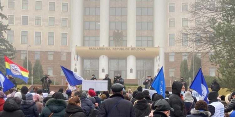 LIVE | Sindicaliștii protestează în fața Parlamentului. Cer premii anuale pentru bugetari