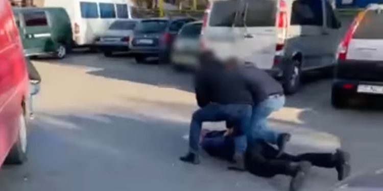 Plasau drogurile la rădăcina copacilor, sub borduri, pietre: Poliția capitalei a reținut trei comercianți de narcotice | VIDEO