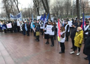 „Este o rușine să cerem cu mâna-ntinsă ceea ce este al nostru”. Sindicaliștii cer deputaților să nu voteze pentru anularea premiilor anuale pentru bugetari | VIDEO