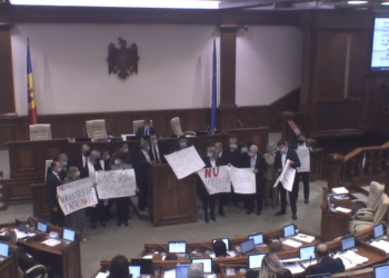 Deputații BECS și cei din fracțiunea „ȘOR” au blocat tribuna Parlamentului, în semn de protest față de majorarea vârstei de pensionare