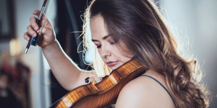 Скрипачка Александра Конунова подала петицию с требованием вернуть ей скрипку стоимостью 2 000 000 евро, конфискованную таможенниками