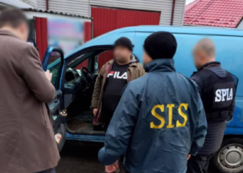 Ar fi cerut 3.000 de euro pentru a rezolva o cauză penală. Un avocat și complicele său — reținuți | VIDEO