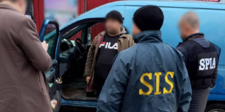 Ar fi cerut 3.000 de euro pentru a rezolva o cauză penală. Un avocat și complicele său — reținuți | VIDEO