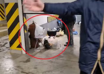 Distracții periculoase: Mai mulți bărbați au improvizat un picnic cu frigărui în parcarea subterană a unui bloc locativ | VIDEO