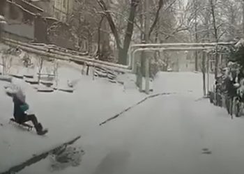 La un pas de tragedie: O copilă pe sanie, la un pas să ajungă sub roţile unui automobil | VIDEO