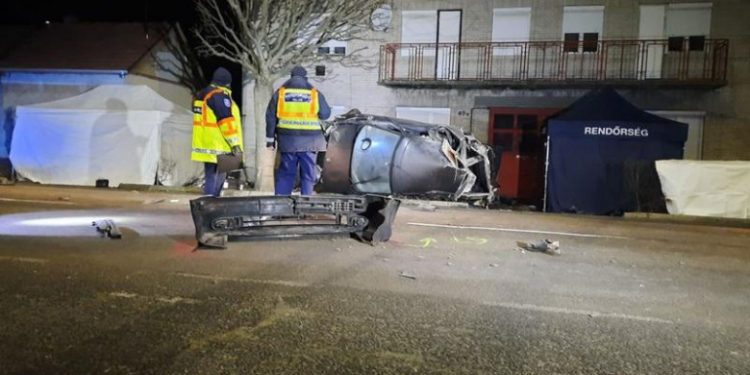 Şapte morți în urma unui accident cu o mașină în care erau înghisuiți 10 migranți, în Ungaria. Șoferul a încercat să fugă de poliție