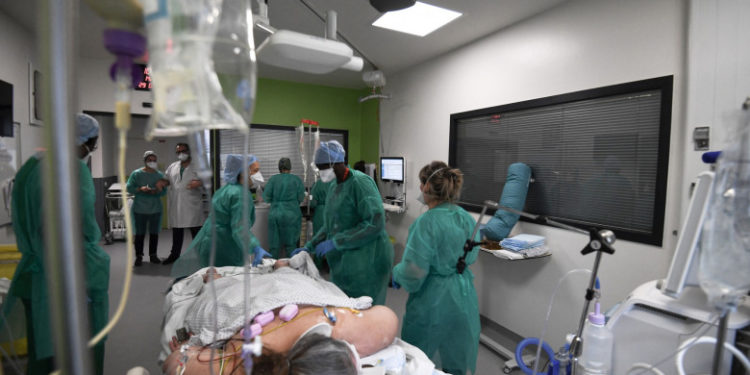 Record absolut de infectări cu coronavirus în lume. Europa extinde restricțiile, șeful OMS spune că urmează un „tsunami de cazuri”