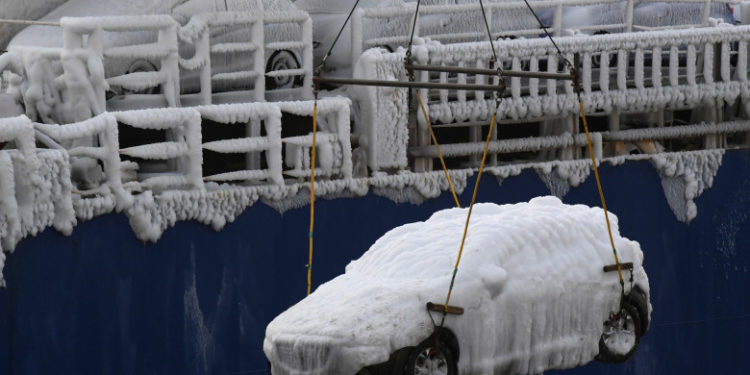 Zeci de mașini înghețate aduse din Japonia au fost descărcate în portul Vladivostok din Rusia