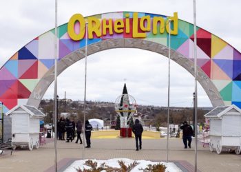 Polițiștii continuă să blocheze accesul copiilor în parcul de distracții OrheiLand