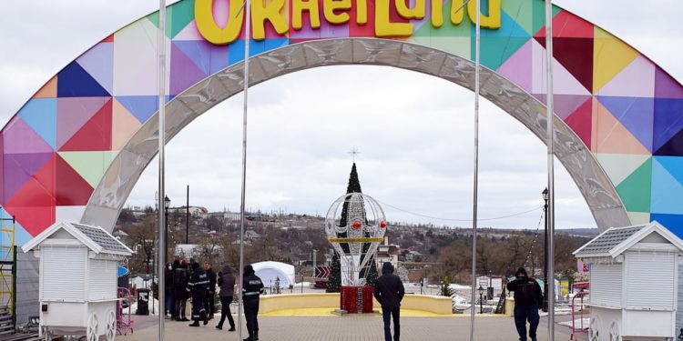 Polițiștii continuă să blocheze accesul copiilor în parcul de distracții OrheiLand