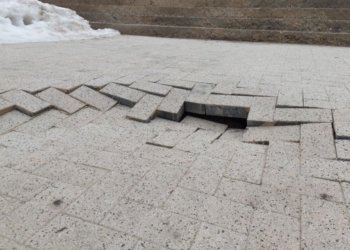 „Lucru de mântuială”. O parte a pavajului de pe pietonala „Grigore Vieru” din capitală, cu care se lăuda Ceban în decembrie, a fost spălat de zăpadă în ianuarie | VIDEO