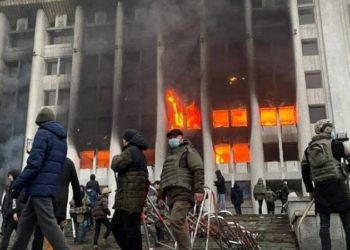 В Казахстане остановили работу банков и отключили интернет