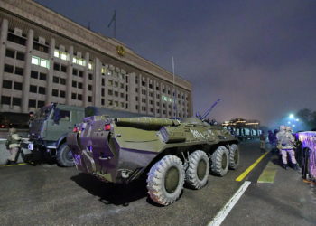 СМИ: Протестующие в Казахстане забаррикадировались на телестудии