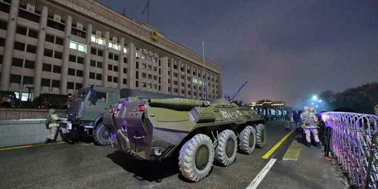 СМИ: Протестующие в Казахстане забаррикадировались на телестудии